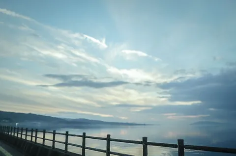 フェンス越し、空の気まぐれ劇場