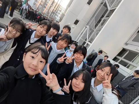 ピースサインで賑やかな集合