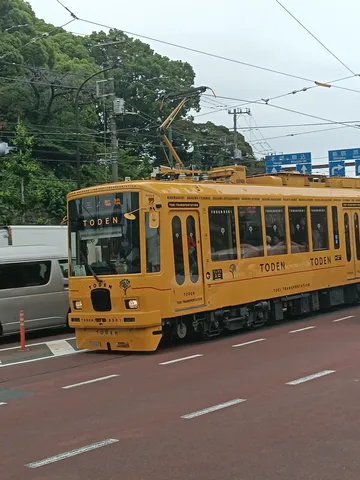 レトロな黄色い路面電車、現代を走る