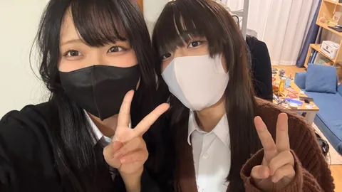 マスク越しのピースサイン