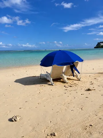 青い日差しと潮の傘の影