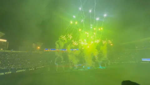 緑に染まる夜空とスタジアム