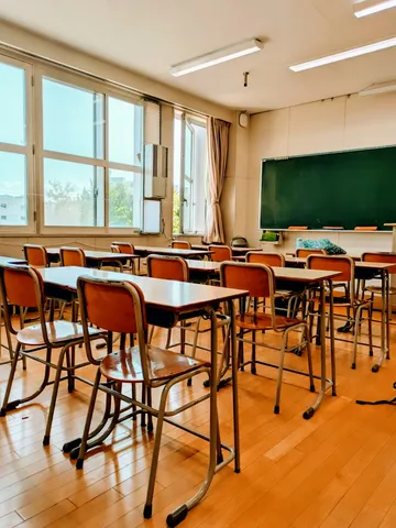 学び舎に差す光、静寂の教室