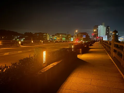 夜の灯りと静かな路地