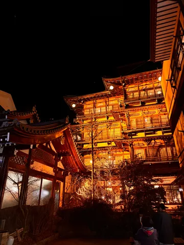 夜の木造楼閣が灯る情景