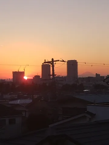街と夕日、そして富士山