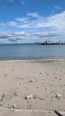 静かな海辺の船影
