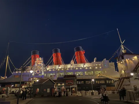 夜空に灯る、旅情誘う巨船