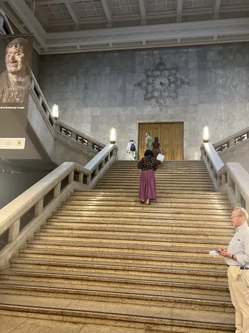 歴史感じる大階段