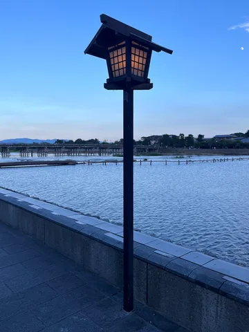水辺に灯る、和の情緒