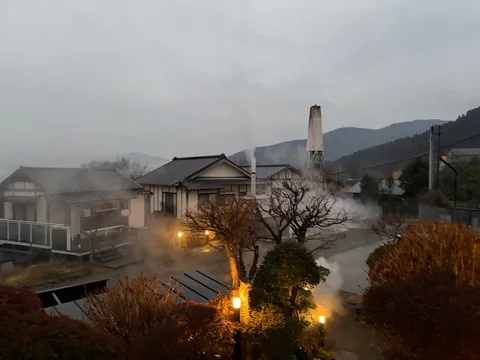 夕闇と蒸気の街並み