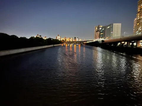 水面に映る、街の輝き