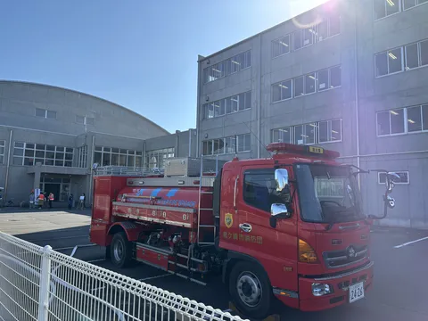 青空と赤い消防車