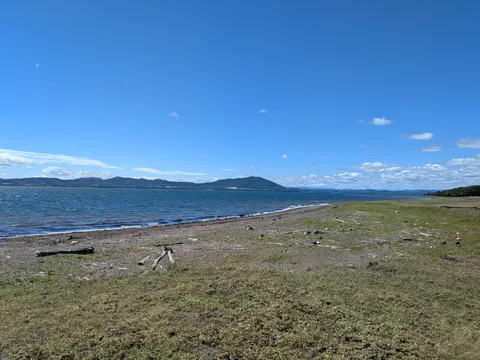 青い空と湖畔の静かな風景