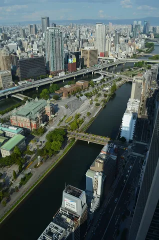 川面に映る近代都市の風景