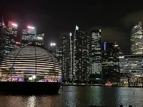 夜景と水面の光球体