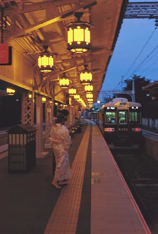 黄昏の灯りと電車の影