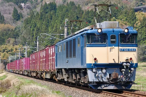 山々を背景に力走する貨物列車