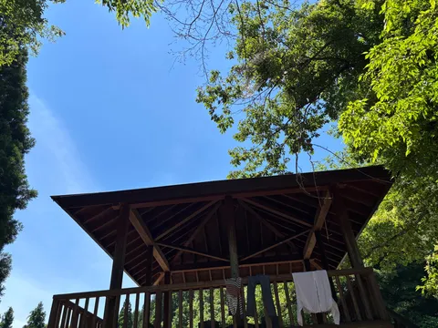 夏の晴れ間、木陰の休憩所