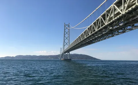 青空と巨大な橋のコントラスト