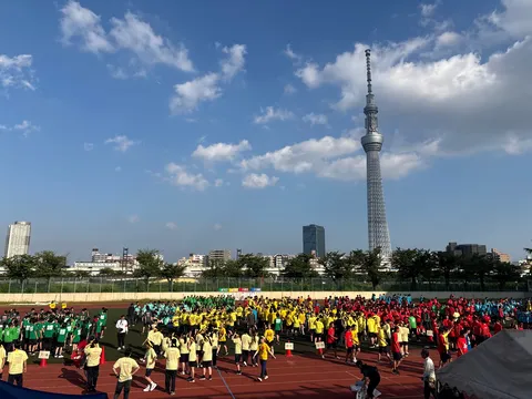 青空の下、集う熱気
