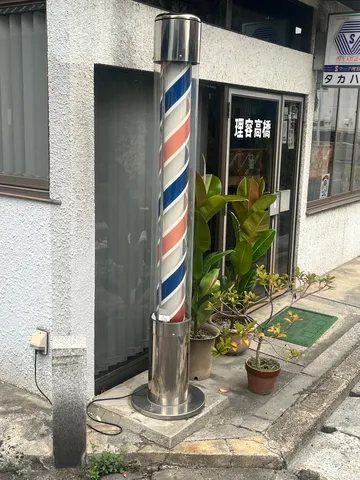 路地の理髪柱と緑の影