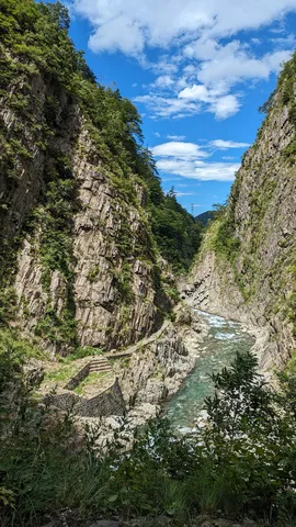 岩壁と清流の峡谷風景