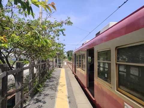 ローカル線の風、プラットフォームの静寂
