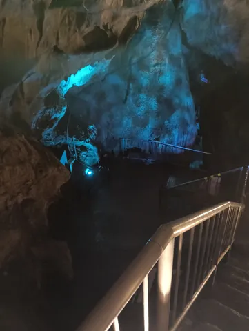 青に照らされる神秘の洞窟