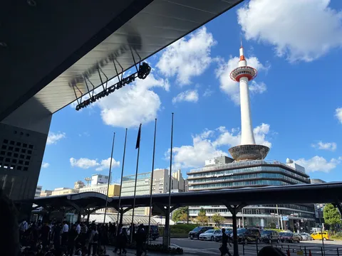 屋根越しの青空と塔