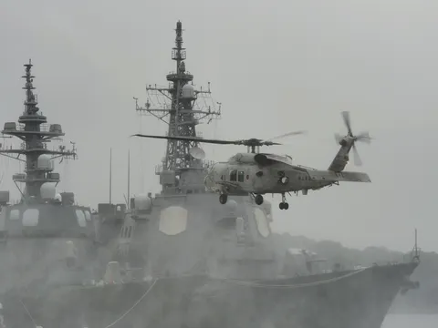 霧の中のヘリと艦隊