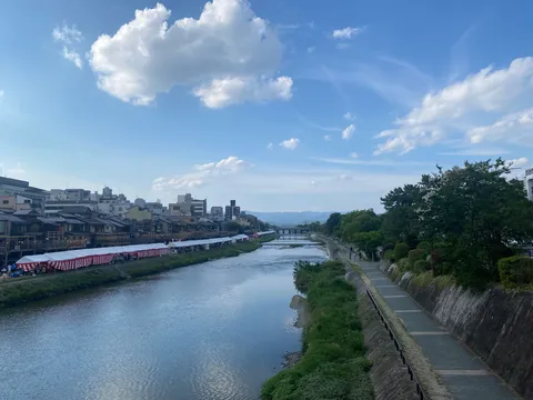 川沿いの賑わいと空の青