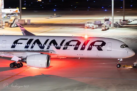 夜を照らす、フィンランド航空の翼