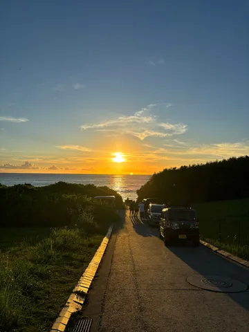 夕陽が照らす一本道、旅の終わり