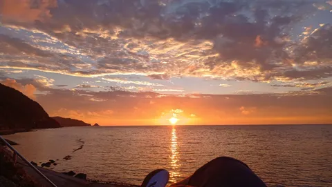 夕陽に染まる、海辺の静寂
