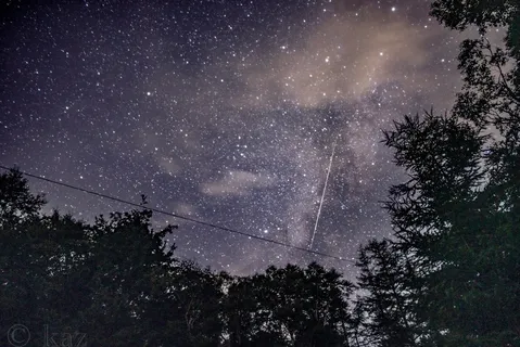 満天の星空に流れる一条の光