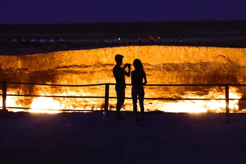 炎の夜、二人の影