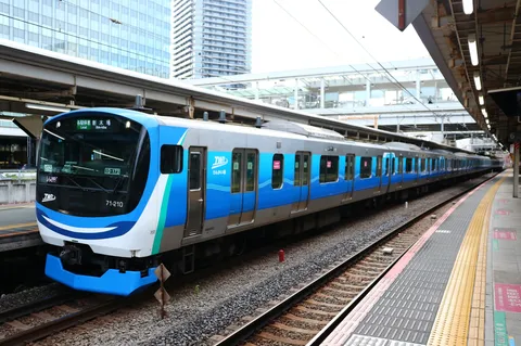近代都市を駆け抜ける青い閃光