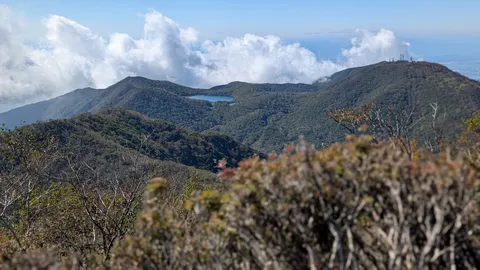山並みと湖の静寂