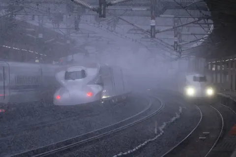 霧と光の曲線を滑る列車