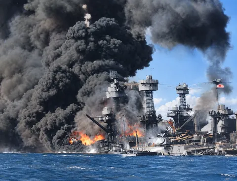 黒煙と炎の海に浮かぶ艦影