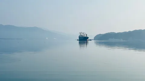 静寂の海に佇む一隻の船