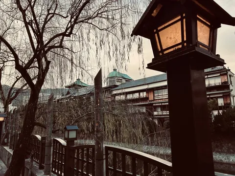 川辺に佇む冬の灯り
