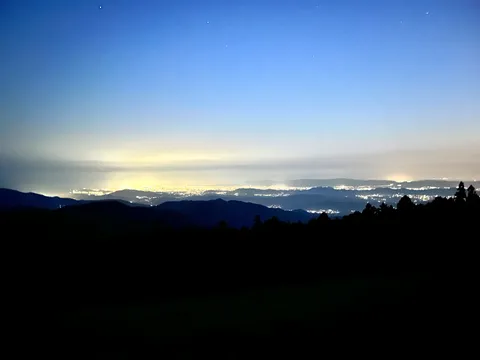 夜明け前の街灯り、静寂のグラデーション