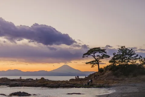 夕焼け富士と海辺の憩い