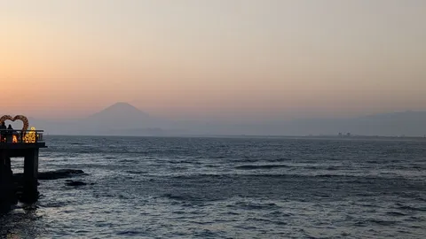 夕暮れの海と富士山