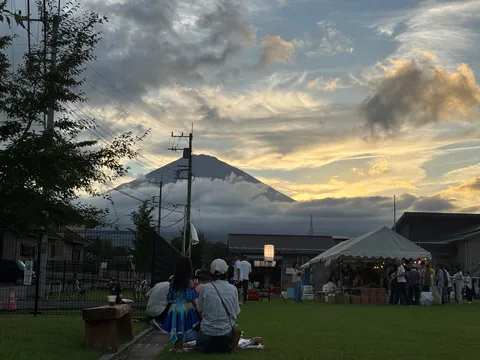 夕暮れ、祭りの灯りと富士山の幻想