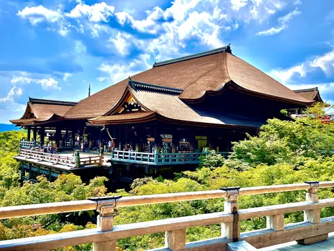 屋根が空を押し返す寺
