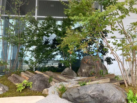 石と緑の和モダン空間