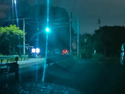 雨夜の信号、遠い旅路